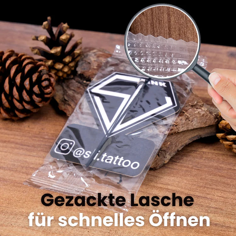 Verpackter Duftbaum mit Tattoo-Logo und Detailansicht der gezackten Lasche zum einfachen Öffnen